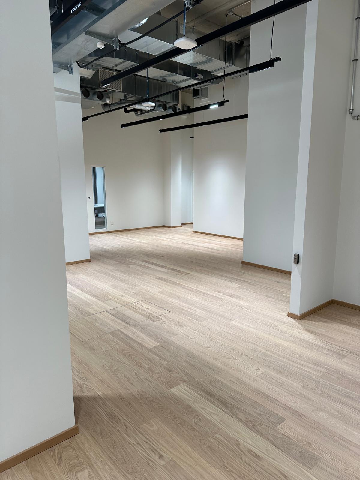 Modernes Büro-Interieur mit dunklen Akzentwänden