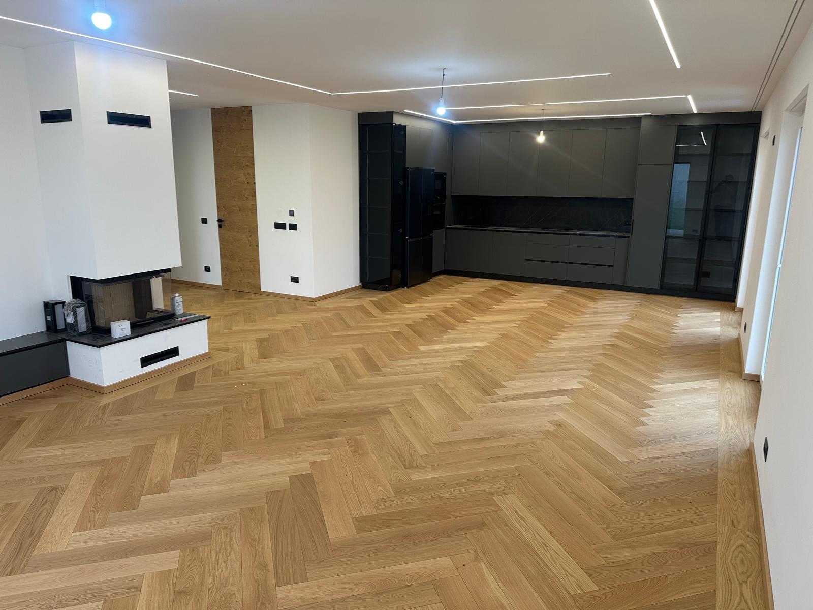 Fischgrät-Parkett in einem Wohnraum